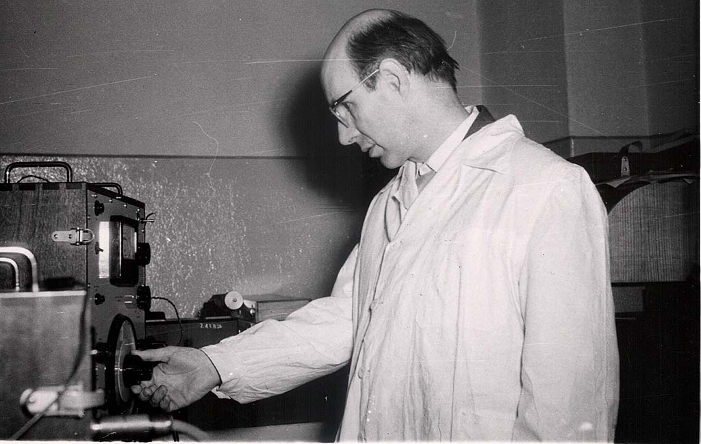 Rok 1958. Nasz mistrz i nauczyciel prof. Marek Kwiek przy generatorze.